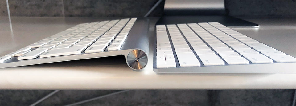 Apple Wireless Keyboard (2009)とMagic Trackpad 2を横から比較した様子