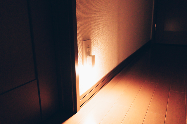 無印良品 LEDセンサーライト レビュー！辺りをほのかに照らしてくれ、夜間の廊下に便利