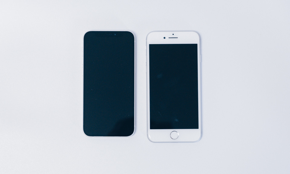 iPhone12 miniとiPhone8を比較