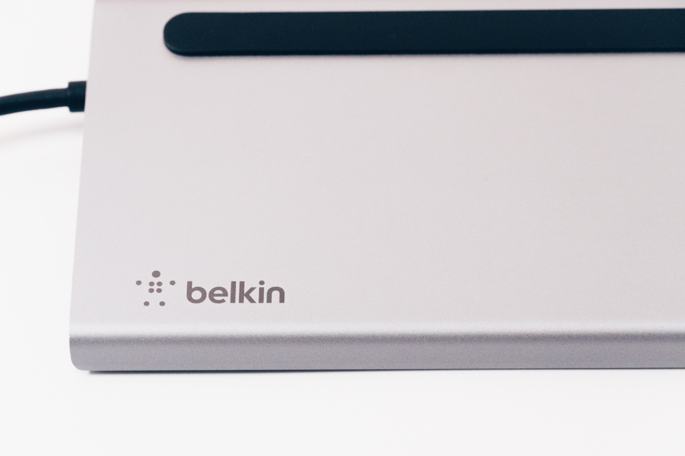 Belkin USB-C 11-in-1マルチポートドック本体の左下にロゴ