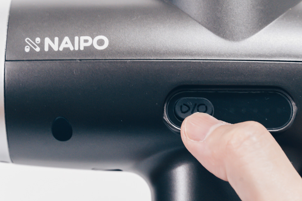 Naipo トータルボディケア リカバリーガンの電源ボタン