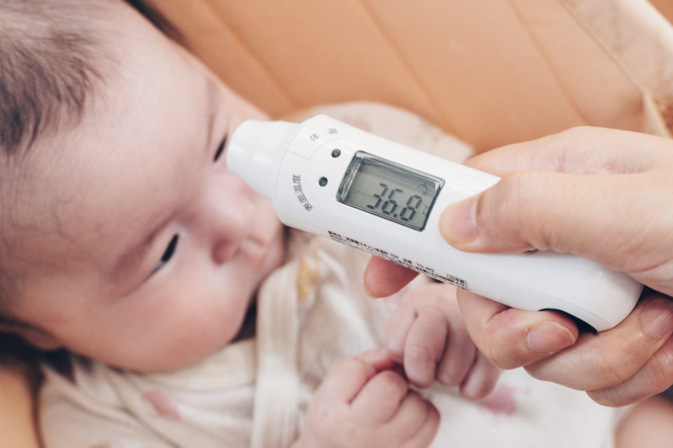 非接触スキャン体温計 700 TO-402WTで子供たちの熱を計測