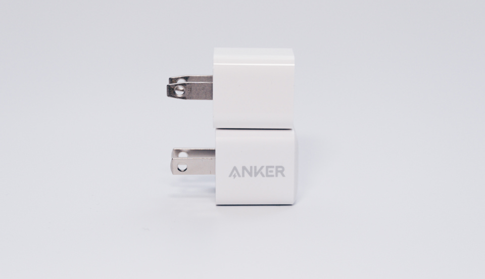 Anker PowerPort III Nano 20WとApple 5W USB電源アダプタを比較（大きさ）