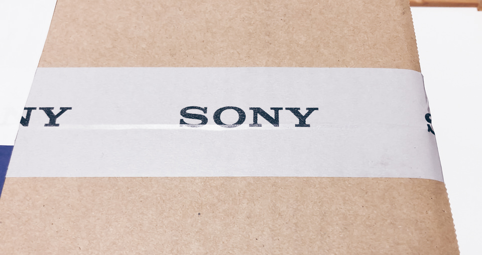 SONY α6600の梱包ダンボールにSONYのロゴが付いたガムテープが