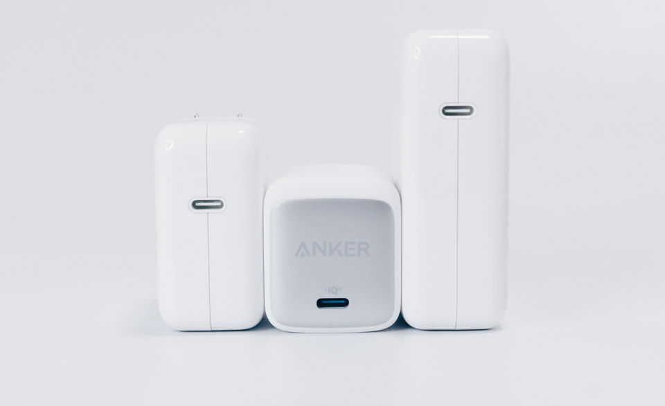 Anker Nano II 65WとMacBookの充電器のポート部分を比較