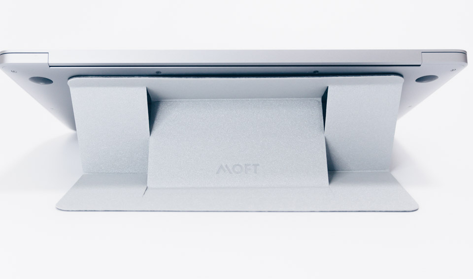 MOFT Air-Flowの高さ8cm/角度25°でM1 MacBook Airを立てた様子