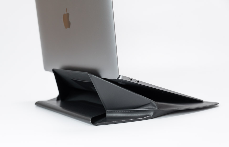 MOFT 3 in 1 Carry SleeveにMacBookAirを載せ、斜め後方から見た様子