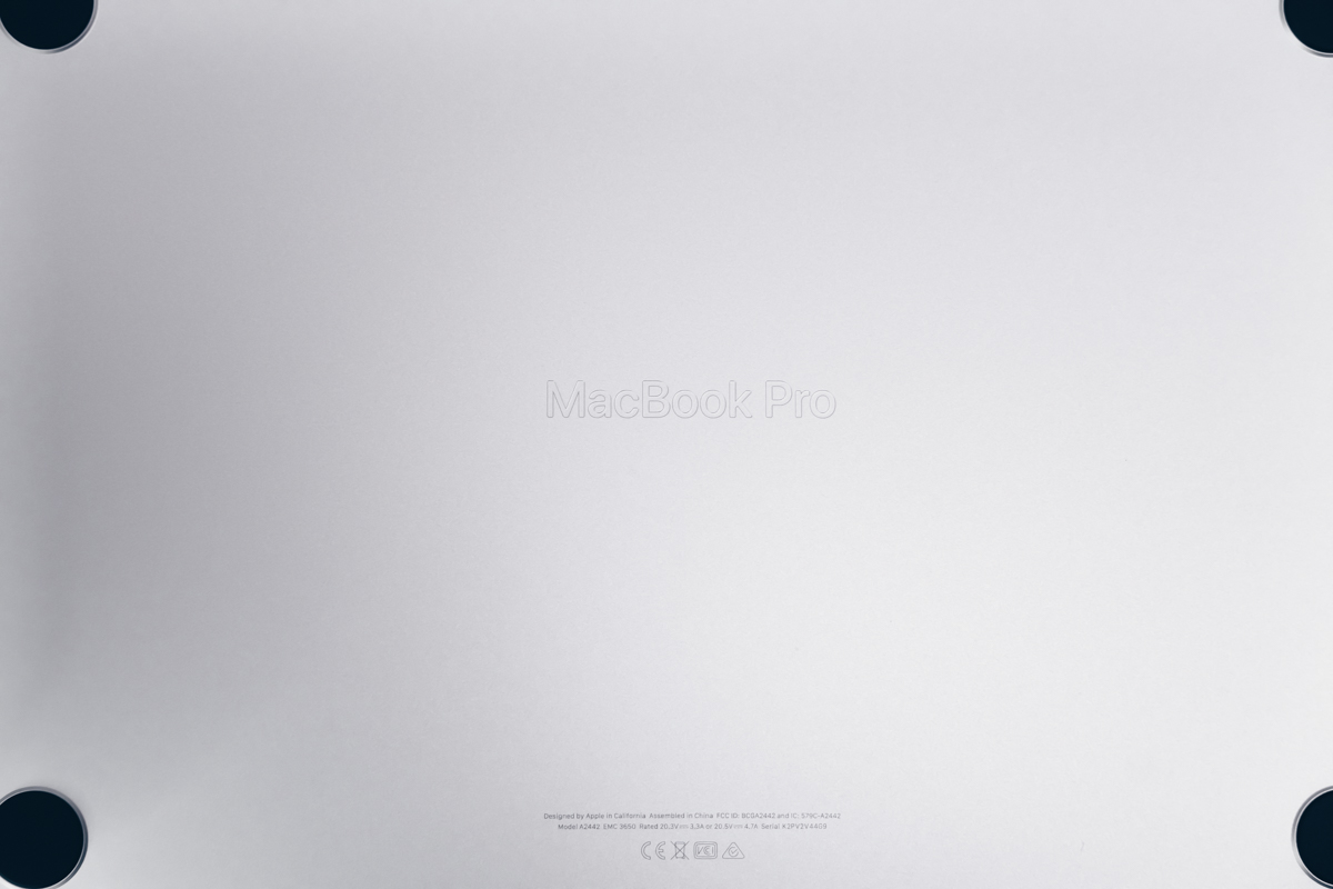 MacBook Pro 2021本体裏面には刻印が…
