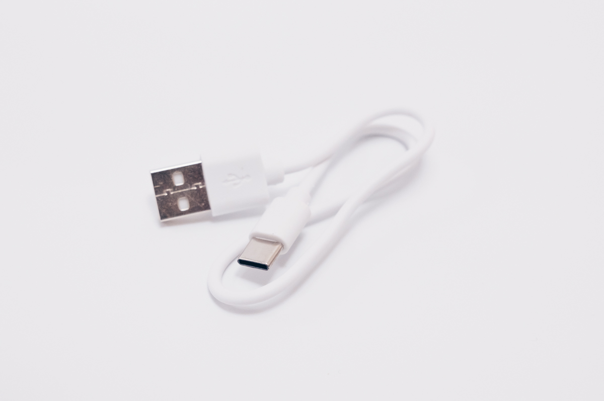 スリーコインズ マカロン型ワイヤレスイヤホンに付属する充電用USBケーブル