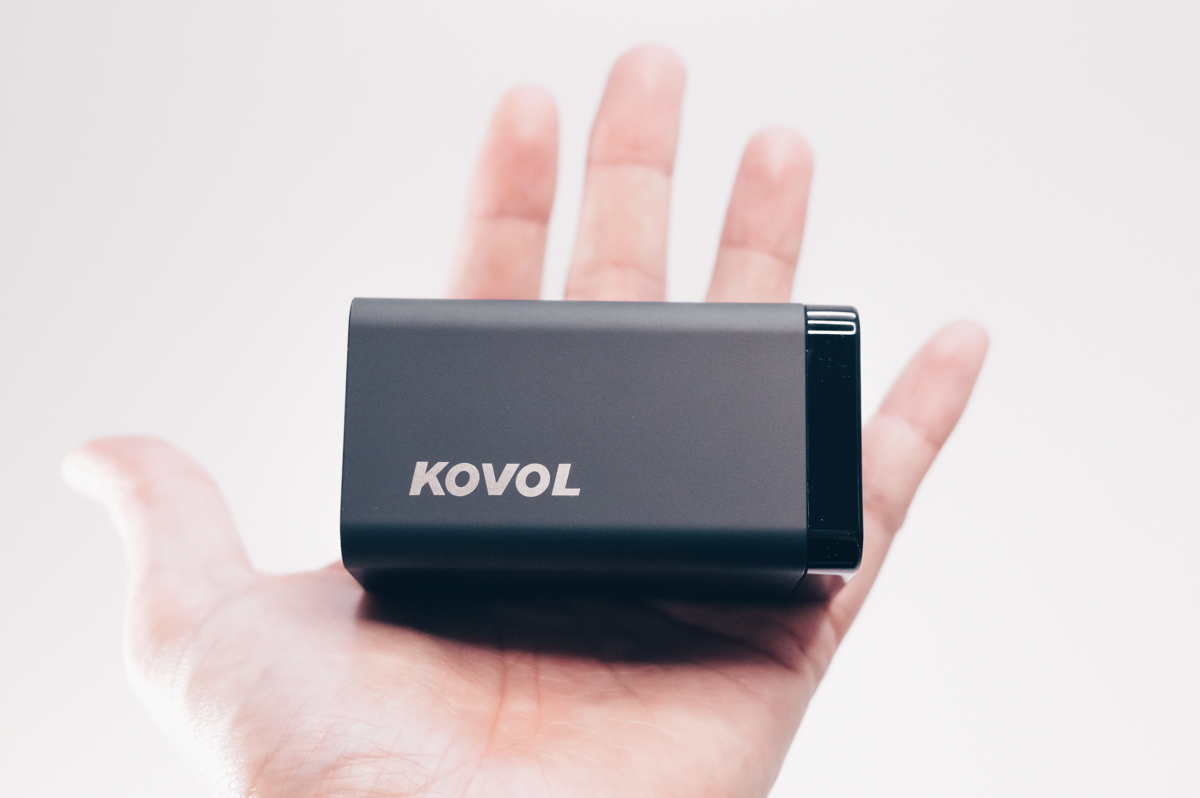 KOVOL USB-C 充電器 65Wは手のひらサイズ