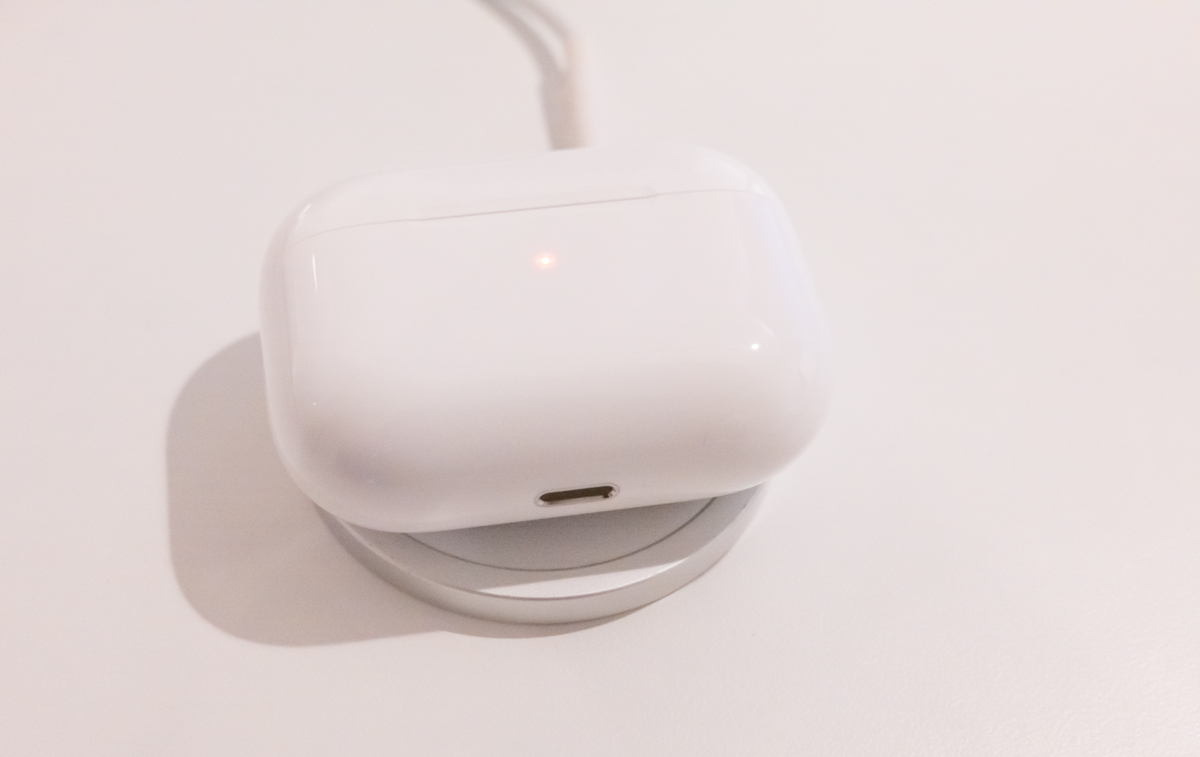 MagSafe充電器でAirPods Proを充電した様子