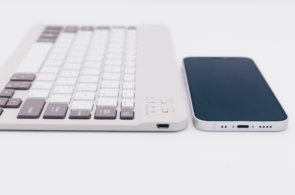 スリーコインズ 薄型ワイヤレスキーボードとiPhone 12 miniの比較