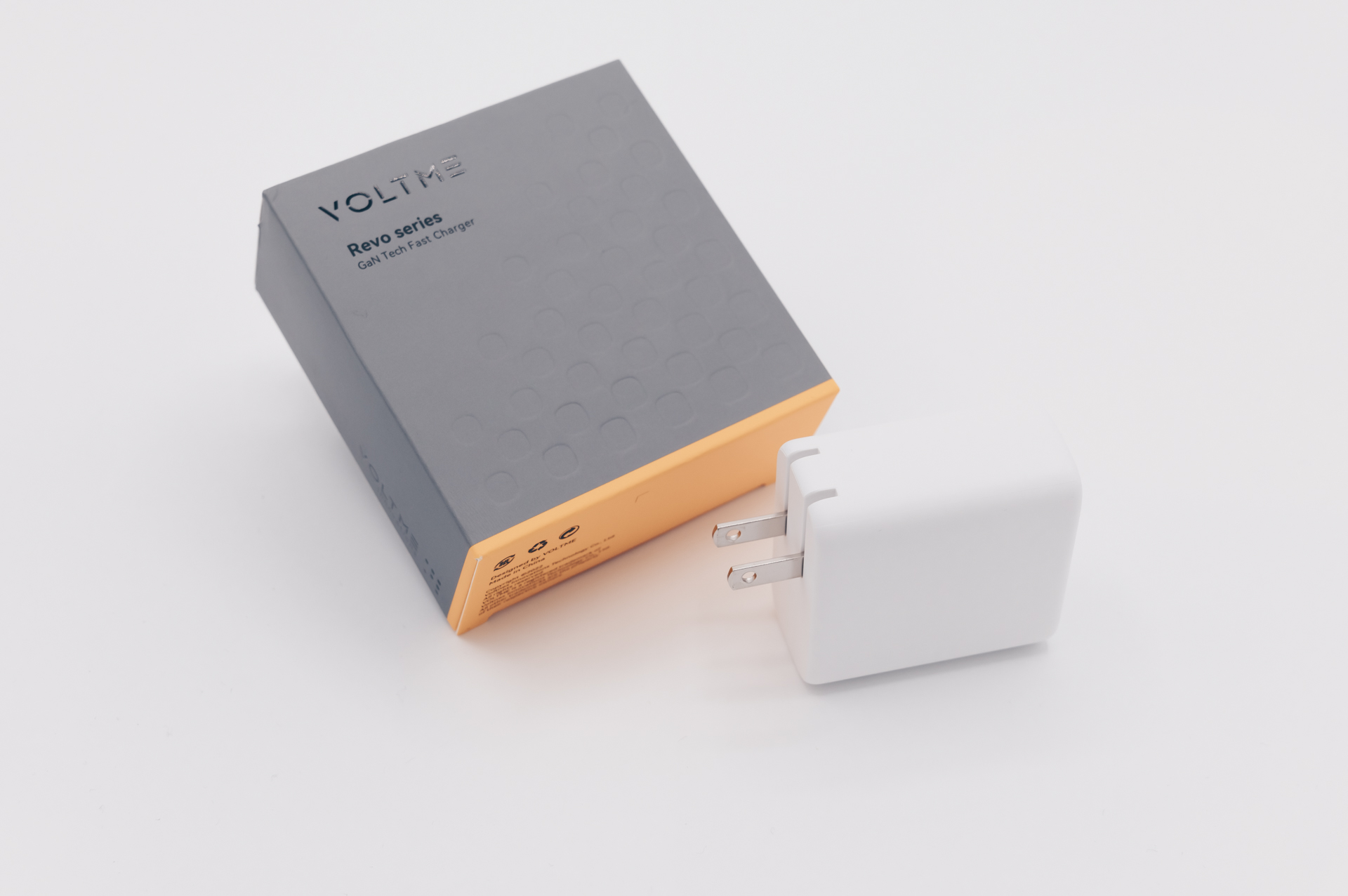 VOLTME Revo 65W レビュー／USB-C×2、USB-A×1の計3ポートを搭載した、使いやすい構成の小型USB充電器